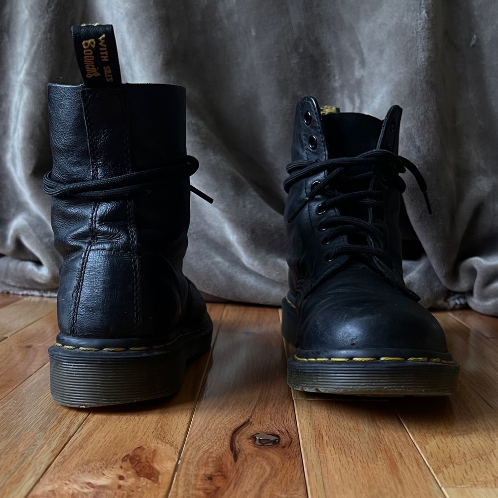 DR. MARTENS Virginia Leather 1460 Pascal Boots